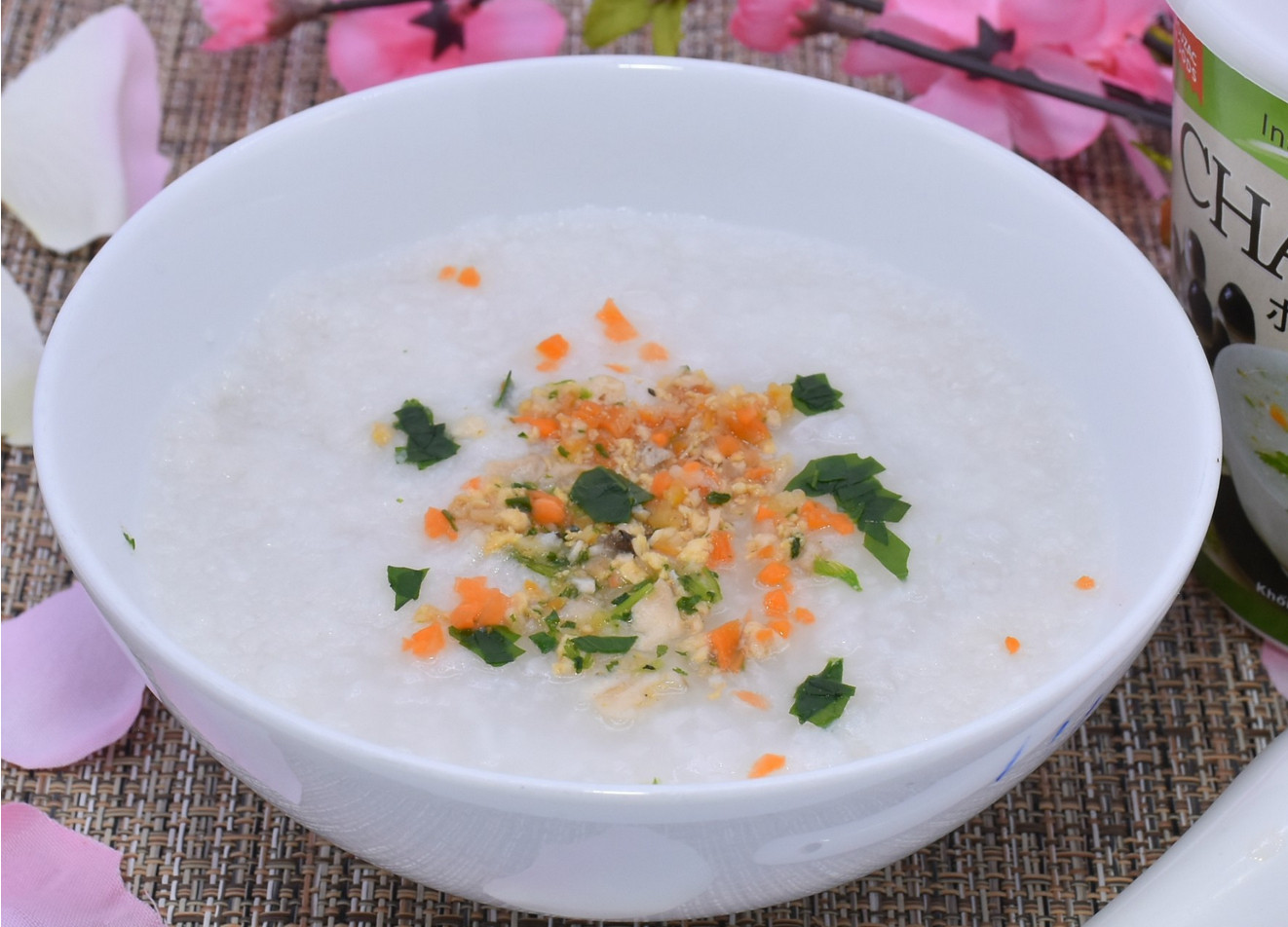 Một vài loại cháo ăn liền sử dụng chất bảo quản để hạn chế sự phát triển của vi sinh vật